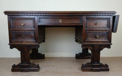 Insolite Bureau De Centre Style Renaissance Réalisé Au Milieu Du 19eme Siècle En Noyer
