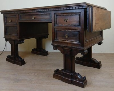 Insolite Bureau De Centre Style Renaissance Réalisé Au Milieu Du 19eme Siècle En Noyer
