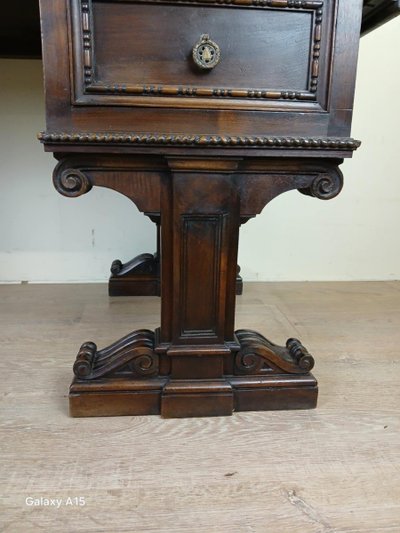 Insolite Bureau De Centre Style Renaissance Réalisé Au Milieu Du 19eme Siècle En Noyer