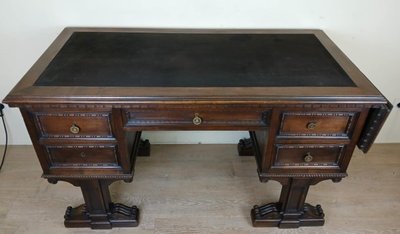 Insolite Bureau De Centre Style Renaissance Réalisé Au Milieu Du 19eme Siècle En Noyer