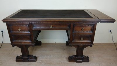Insolite Bureau De Centre Style Renaissance Réalisé Au Milieu Du 19eme Siècle En Noyer