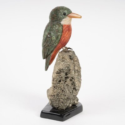 Una scultura in pietra e porcellana