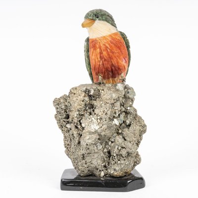 Una scultura in pietra e porcellana