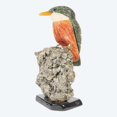 Una scultura in pietra e porcellana
