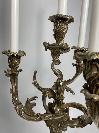 Coppia di candelabri in stile Luigi XV in bronzo argentato 