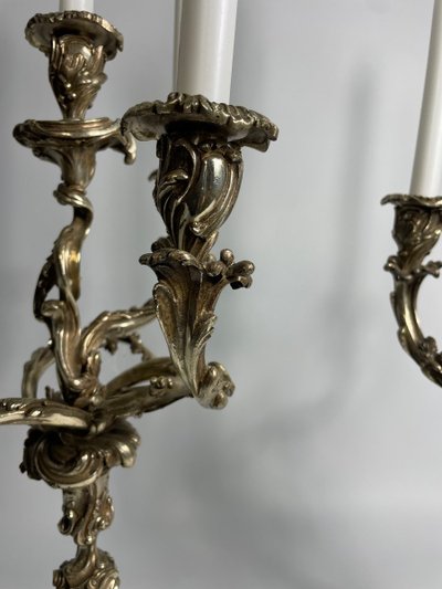 Coppia di candelabri in stile Luigi XV in bronzo argentato 