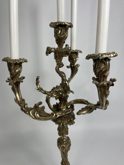 Coppia di candelabri in stile Luigi XV in bronzo argentato 