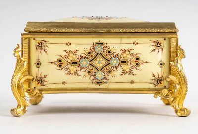 A Small Tahan Jewelry Box, 19th Century