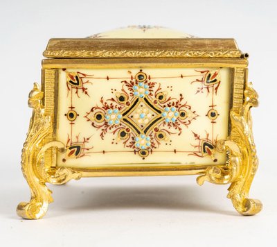 A Small Tahan Jewelry Box, 19th Century