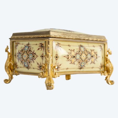 A Small Tahan Jewelry Box, 19th Century
