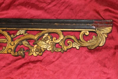 Carved gilded wood bed front piece Origin China 19th century length: 204.5 cm