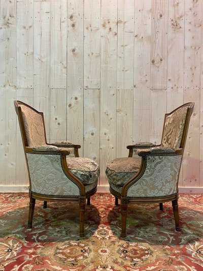 Paire de fauteuils bergères de style Louis XVI