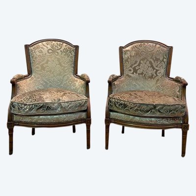 Paire de fauteuils bergères de style Louis XVI