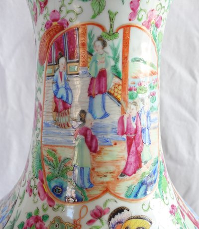 Vaso molto grande in porcellana policroma e dorata di Canton - Cina, XIX secolo - 65 cm