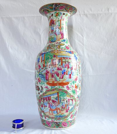 Vaso molto grande in porcellana policroma e dorata di Canton - Cina, XIX secolo - 65 cm