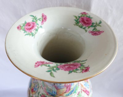 Vaso molto grande in porcellana policroma e dorata di Canton - Cina, XIX secolo - 65 cm