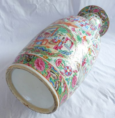 Vaso molto grande in porcellana policroma e dorata di Canton - Cina, XIX secolo - 65 cm