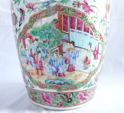 Vaso molto grande in porcellana policroma e dorata di Canton - Cina, XIX secolo - 65 cm