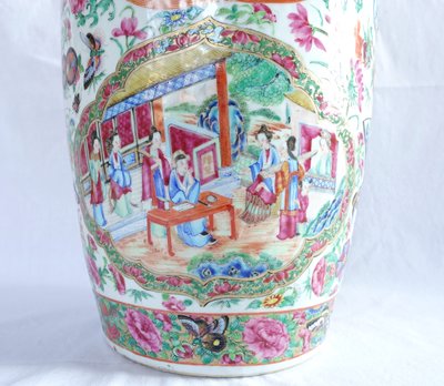 Vaso molto grande in porcellana policroma e dorata di Canton - Cina, XIX secolo - 65 cm