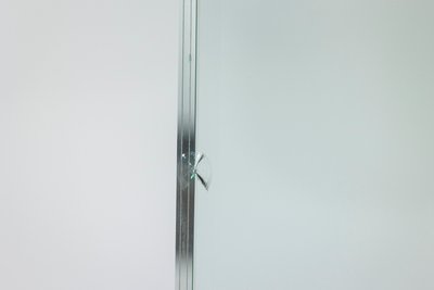 Peter Ghyczy. Console en verre et laiton doré. Années 1970. LS61102051G