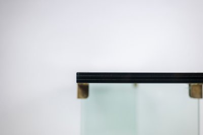 Peter Ghyczy. Console en verre et laiton doré. Années 1970. LS61102051G