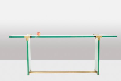 Peter Ghyczy. Console en verre et laiton doré. Années 1970. LS61102051G