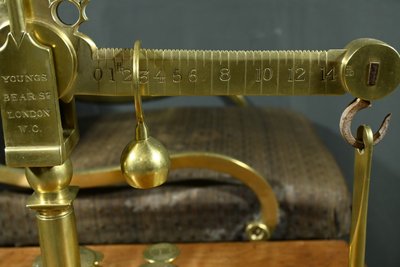 Balance de Jockey en Noyer, estampillée Youngs, époque Victorienne – 1860