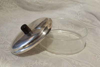 Ovale Dose aus Glas und versilbertem Metall um 1930, geometrische Motive im Art Déco-Stil