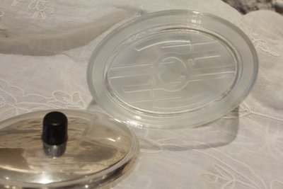 Ovale Dose aus Glas und versilbertem Metall um 1930, geometrische Motive im Art Déco-Stil