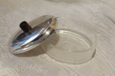 Ovale Dose aus Glas und versilbertem Metall um 1930, geometrische Motive im Art Déco-Stil