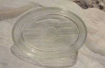 Ovale Dose aus Glas und versilbertem Metall um 1930, geometrische Motive im Art Déco-Stil