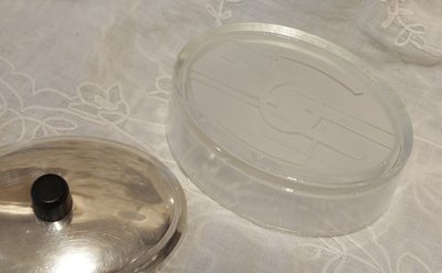 Ovale Dose aus Glas und versilbertem Metall um 1930, geometrische Motive im Art Déco-Stil