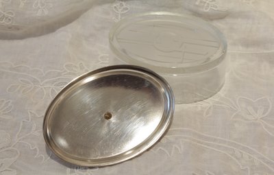 Ovale Dose aus Glas und versilbertem Metall um 1930, geometrische Motive im Art Déco-Stil