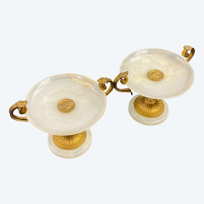 Paire de coupes sur piédouches en albâtre et bronze doré XIXe Napoléon III