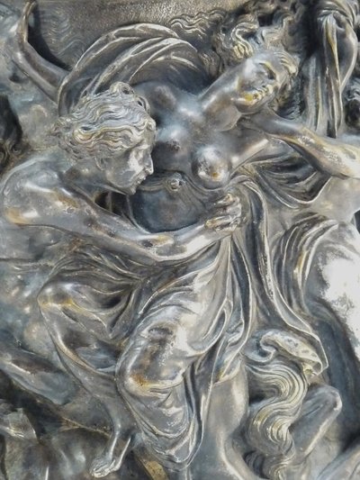 Urna coperta in bronzo argentato: Il rapimento di Ippodamia