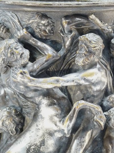 Urna coperta in bronzo argentato: Il rapimento di Ippodamia