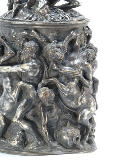 Urna coperta in bronzo argentato: Il rapimento di Ippodamia