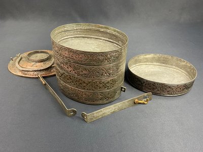 Boite à repas 5 compartiments cuivre étamé ciselé Empire Ottoman XIXe Turquie