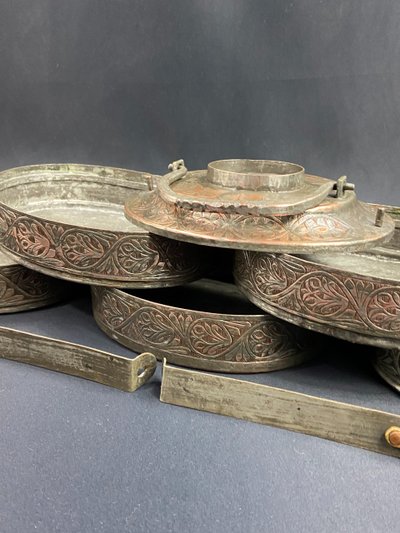 Boite à repas 5 compartiments cuivre étamé ciselé Empire Ottoman XIXe Turquie