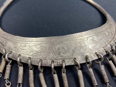 Collana nuziale Torque in argento cesellato con decorazione di carpe Cina Miao