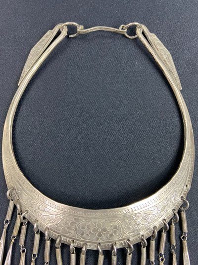 Collana nuziale Torque in argento cesellato con decorazione di carpe Cina Miao