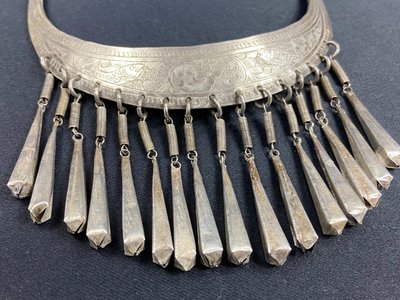 Collana nuziale Torque in argento cesellato con decorazione di carpe Cina Miao