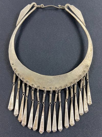 Collana nuziale Torque in argento cesellato con decorazione di carpe Cina Miao