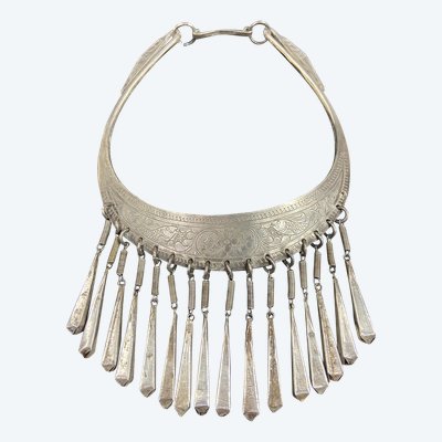 Collana nuziale Torque in argento cesellato con decorazione di carpe Cina Miao