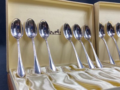 Set completo di 12 cucchiai da moka in stile Luigi XV placcati in argento e firmati Hermès