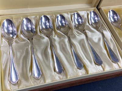 Set completo di 12 cucchiai da moka in stile Luigi XV placcati in argento e firmati Hermès
