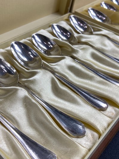 Set completo di 12 cucchiai da moka in stile Luigi XV placcati in argento e firmati Hermès