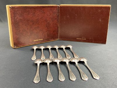 Set completo di 12 cucchiai da moka in stile Luigi XV placcati in argento e firmati Hermès