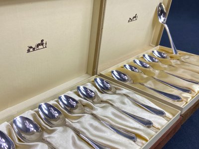 Set completo di 12 cucchiai da moka in stile Luigi XV placcati in argento e firmati Hermès