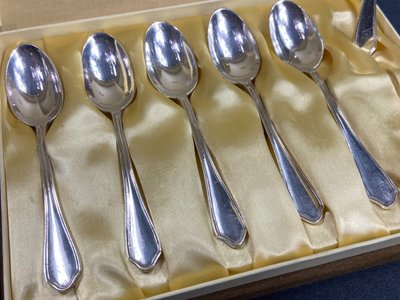 Set completo di 12 cucchiai da moka in stile Luigi XV placcati in argento e firmati Hermès